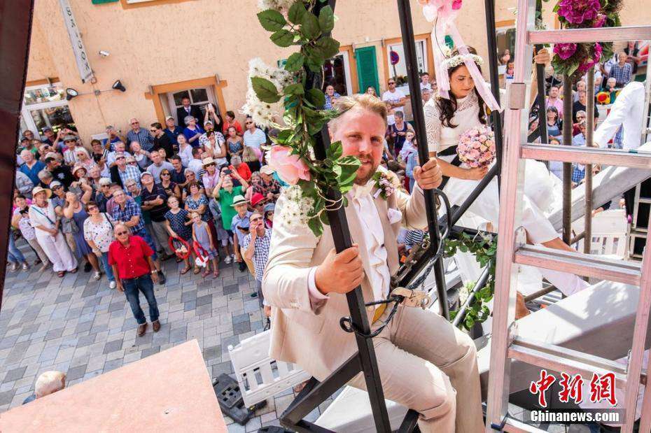 1568880044 couple marriage in mid air 2