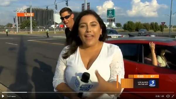 1569748239 women reporter live kiss
