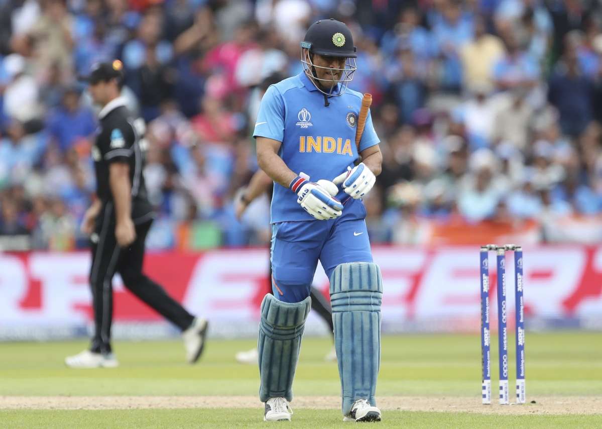 1571401350 dhoni out