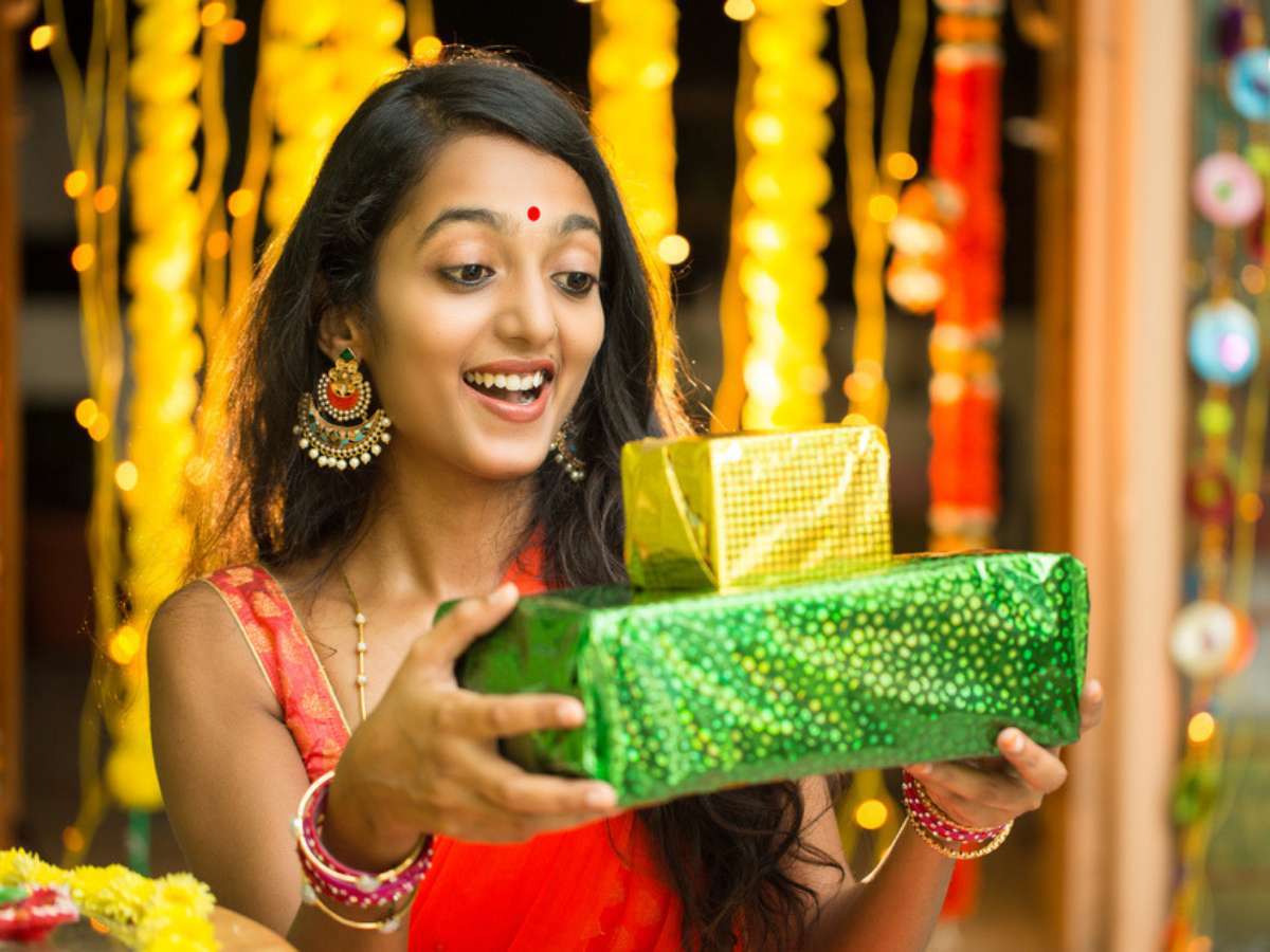 1572255547 1572252584 bhai dun gift to sisters