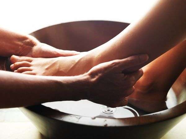 1573376503 wash feet of employees by boss
