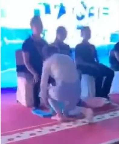 1573376715 boss wash feet her employees