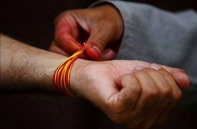 1574686557 mauli in hand