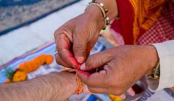 1574686617 kalawa tie in hands