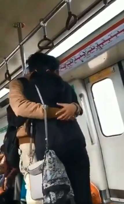 1575892096 couple kising videoviral
