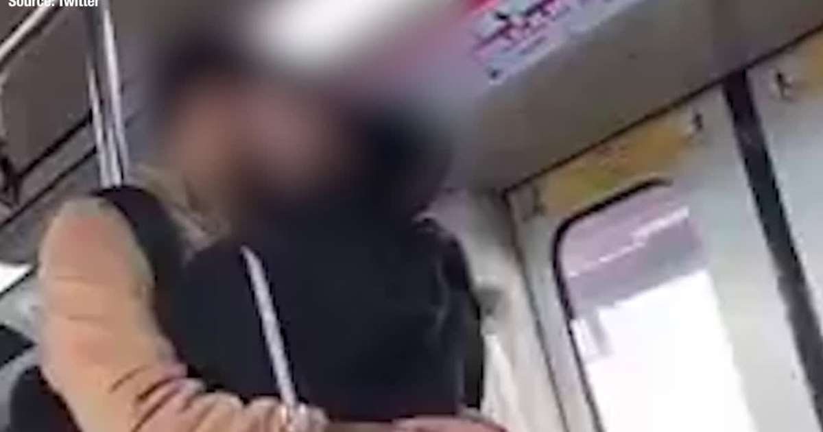 1575892541 delhi metro couple kissing