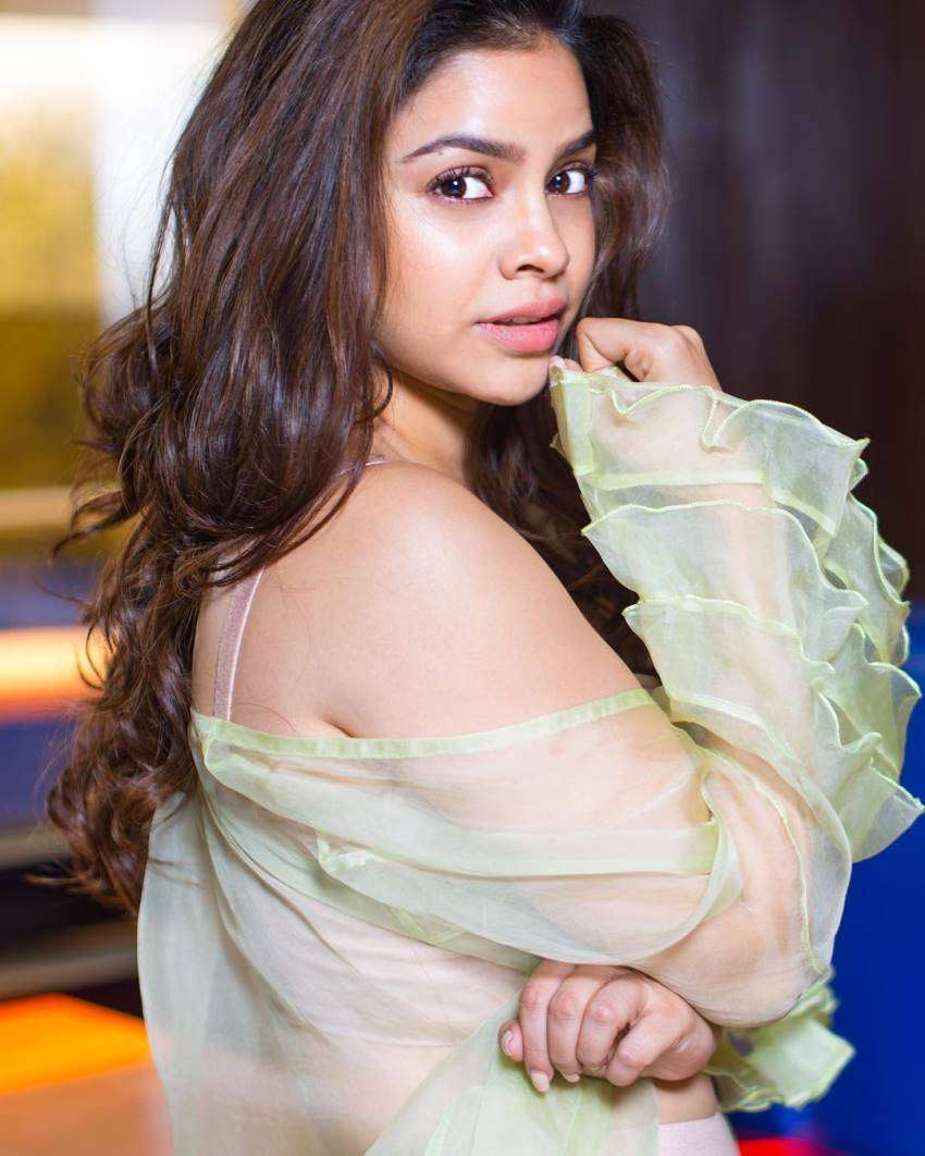 1621067386 the kapil sharma show sarla aka sumona chakravarti glamorous photos 2