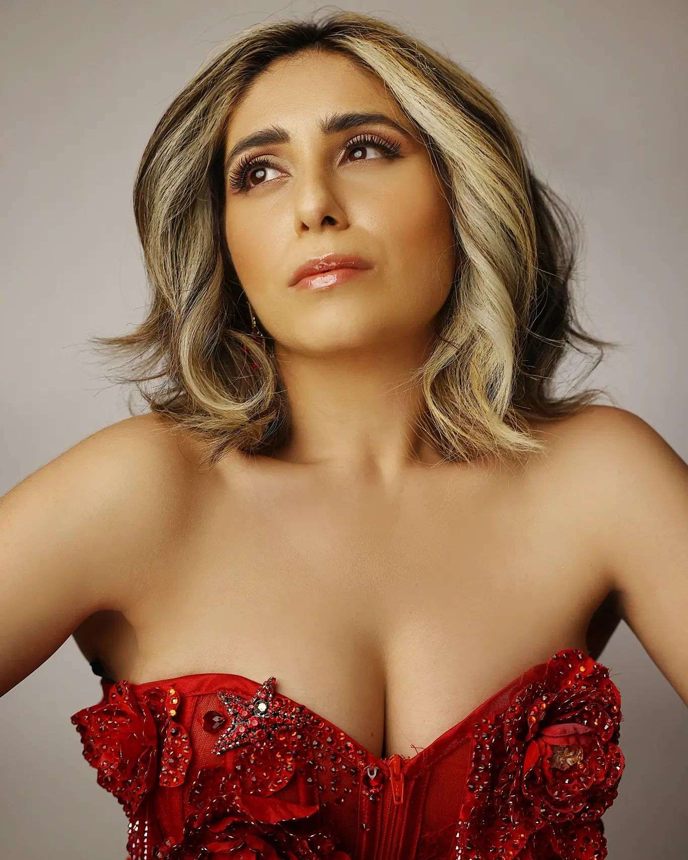 1655283240 neha bhasin in red tube top pics