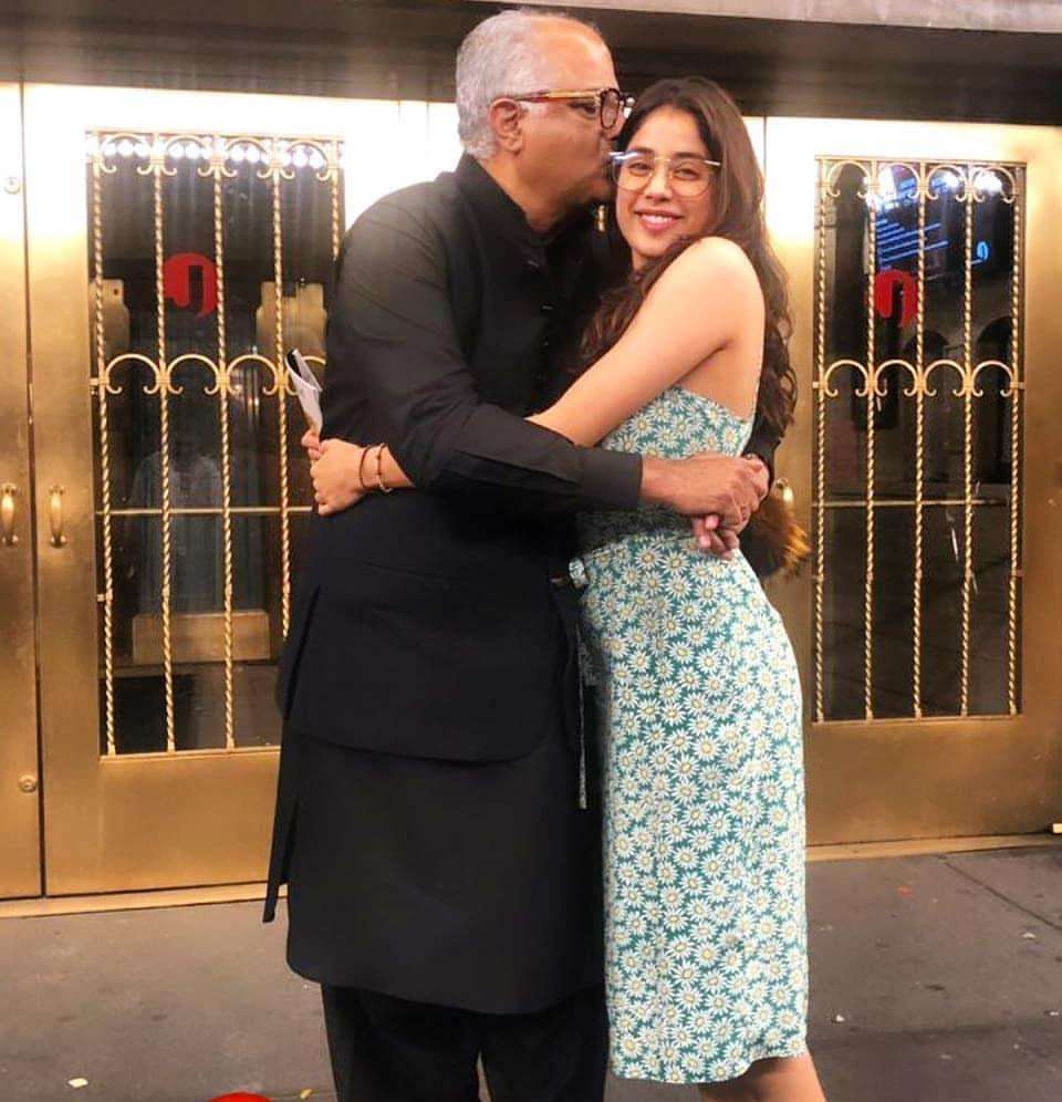 1658987905 janhvi kapoor boney kapoor moments 1