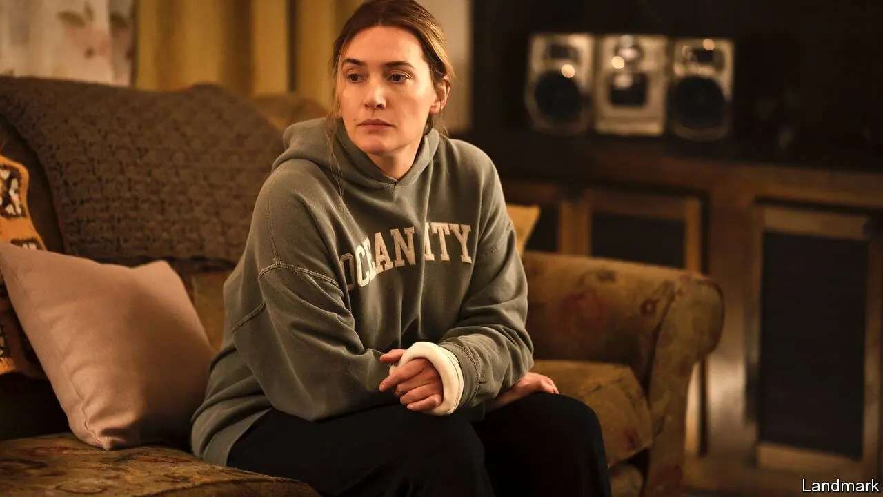 1663652327 kate winslet hospitalized lee.jpg 11zon