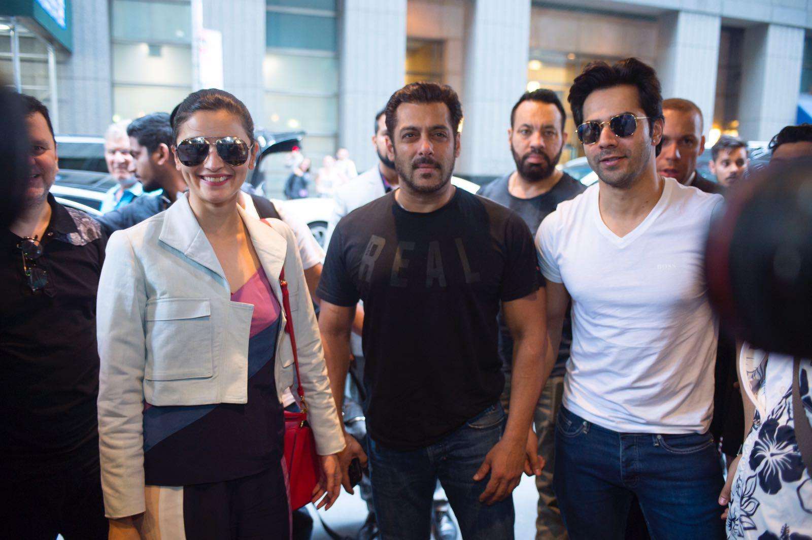 1664425147 wzqolfgh varun dhawan, alia bhatt, salman khan at iifa 2017.jpg