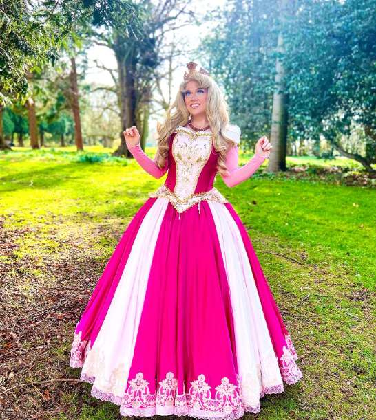 1682160873 teacher turned princess 64425407df542
