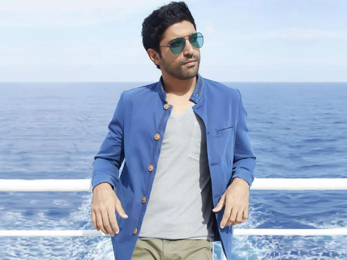 1688208245 farhan akhtar stepped out in school shoes1200 5f8828eb93302
