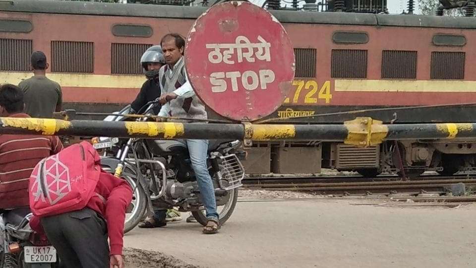1688456120 barrier rookee commuters risking crosses railway crossing 67dd7ed4 ba8b 11e8 aa2b bfb0450a5721