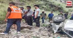 J-K News: जम्मू कश्मीर में सड़क हादसा, गहरी खाई में जा गिरी बस, मौके पर 2 की मौत