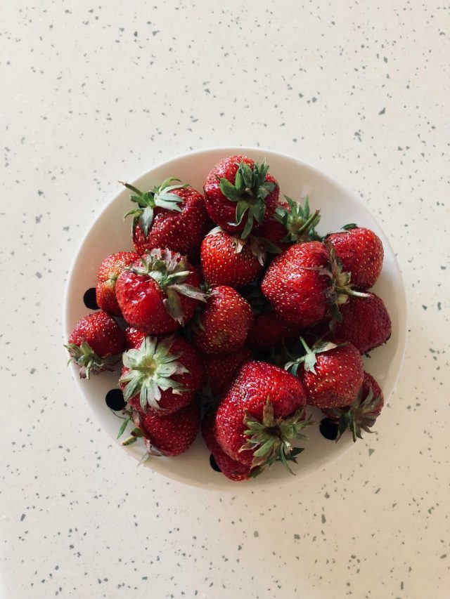 लीची या स्ट्रॉबेरी क्या है स्वास्थ्य के लिए बेहतर?