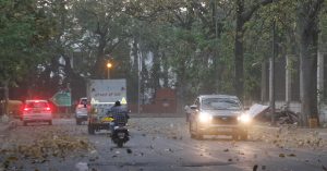 Delhi Weather Alert: राजधानी दिल्ली-एनसीआर के कुछ हिस्सों में धूल भरी आंधी, तापमान में आई गिरावट