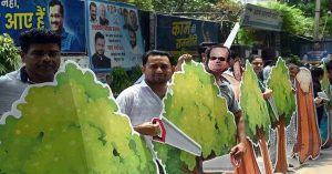 AAP ने दिल्ली के दक्षिणी रिज में पेड़ काटे जाने के खिलाफ भाजपा कार्यालय के पास किया प्रदर्शन