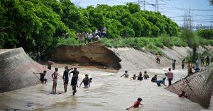 दिल्ली के बवाना में नहर का तटबंध टूटने से जेजे कॉलोनी में भरा पानी