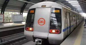 DMRC News : मेट्रो ट्रेन में शराब ले जाने वाले यात्री आबकारी नियमों के प्रति रहें सावधान