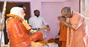UP : गुरु पूर्णिमा के अवसर पर CM योगी ने गोरखनाथ मंदिर में की पूजा-अर्चना, लोगों को दीं शुभकामनाएं