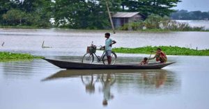 Assam Floods: असम में बाढ़ और बारिश से बिगड़े हालात, बाढ़ से लाखों लोग हुए बेघर