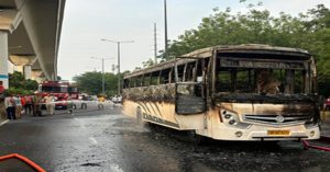 Noida Bus Fire : नोएडा में चलती बस में लगी आग, चालक ने कूदकर बचाई जान