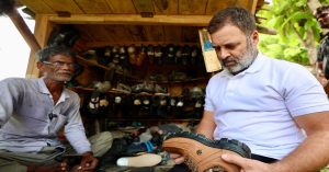 अदालत से लौटते समय Rahul Gandhi रुके मोची की दुकान पर, जाना उसका हालचाल