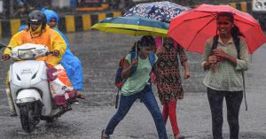 Mumbai Weather Update: मुंबई में बारिश का ‘रेड अलर्ट’, कल सरकारी और प्राइवेट स्कूल-कॉलेजों की छुट्टी !