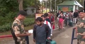 Bangladesh News:हिंसक प्रदर्शन के बीच बांग्लादेश में कर्फ्यू लागू, अब तक 1000 छात्र पहुँचे भारत, नेपाल-भूटान को भी मिल रही मदद