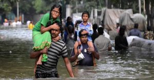 मुजफ्फरपुर में बाढ़ का कोहराम, हजारों लोग संपर्क से कटे, स्कूल और घर जलमग्न