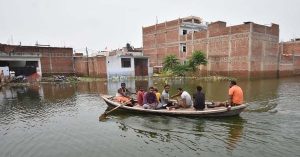 Bihar News : मुजफ्फरपुर जिले की 18 पंचायतों के सैकड़ों घरों में घुसा बाढ़ का पानी, नाव का सहारा ले रहें लोग