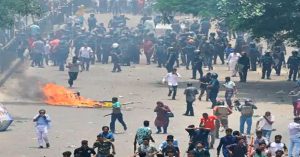 World: बांग्लादेश में आरक्षण को लेकर प्रदर्शन तेज, छात्रों ने जेल में लगाई आग