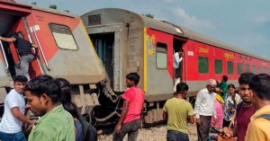 UP: गोंडा में बड़ा रेल हादसा, डिब्रूगढ़ एक्सप्रेस के 10 डिब्बे हुए बेपटरी