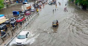 Mumbai rains : मुंबई में भारी बारिश से हालात गंभीर, जलभराव और ट्रैफिक जाम की बनीं स्थिति