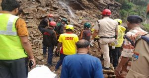 Uttarakhand Landslide : केदारनाथ मार्ग पर पहाड़ से गिरे चट्टानों की चपेट में आने से 3 लोगों की मौत, 8 घायल