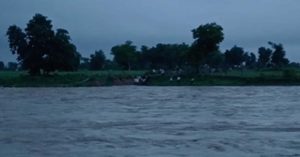 Madhya Pradesh: बाढ़ आने से नदी पार फंसे 48 चरवाहे और मजदूर, किया गया रेस्क्यू