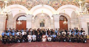 राष्ट्रपति मुर्मू ने प्रदान किए परम विशिष्ट सेवा मेडल, सेना प्रमुख-नेवी चीफ को किया गया सम्मानित