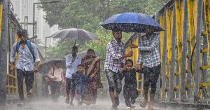 Mumbai Rain: मुंबई के कई हिस्सों में झमाझम बारिश, IMD ने जारी किया अलर्ट