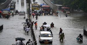 Mumbai Rain: मुंबई में भारी बारिश से बिगड़े हालात, कई इलाके हुए जलमग्न, 36 उड़ानें रद्द