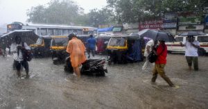 Mumbai Rain: मुंबई में भारी बारिश से लोगों का बुरा हाल, कई ट्रेनें रद्द