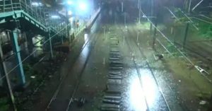 Mumbai Rain: मुंबई में भारी बारिश का कहर जारी, रेलवे ट्रैक पर भरा पानी