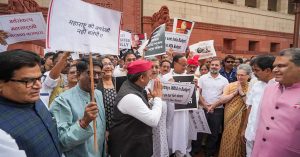 Budget 2024 : केंद्रीय बजट के खिलाफ इंडिया ब्लॉक ने संसद में किया विरोध प्रदर्शन