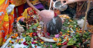 Sawan Somwar 2024: सावन के पहले सोमवार को मंदिरों में पूजा-अर्चना के लिए उमड़े श्रद्धालु