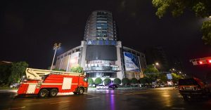 चीन के शॉपिंग मॉल में लगी आग,16 लोगों की हुई मौत